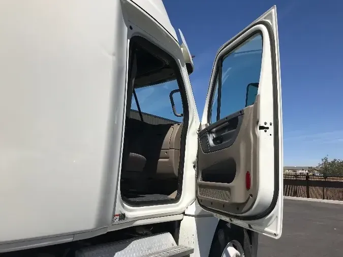 2018 Freightliner X12564ST