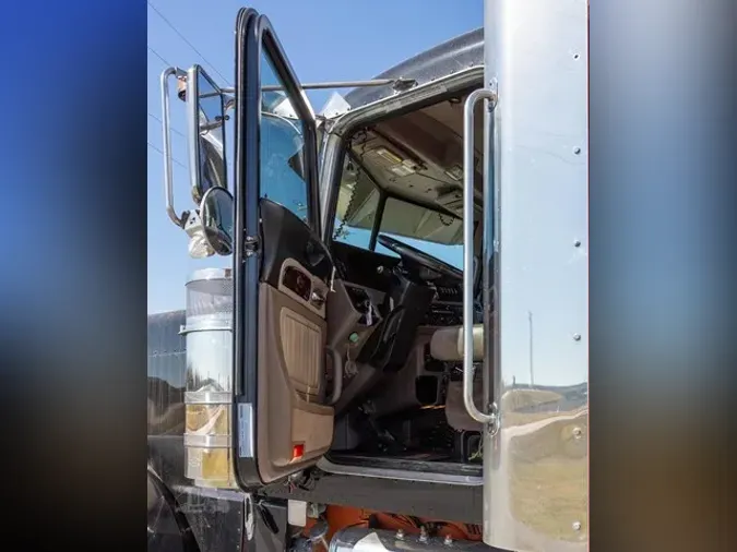 2022 PETERBILT 389