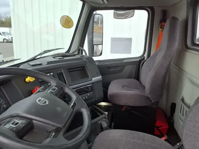 2019 VOLVO VNL64T-300