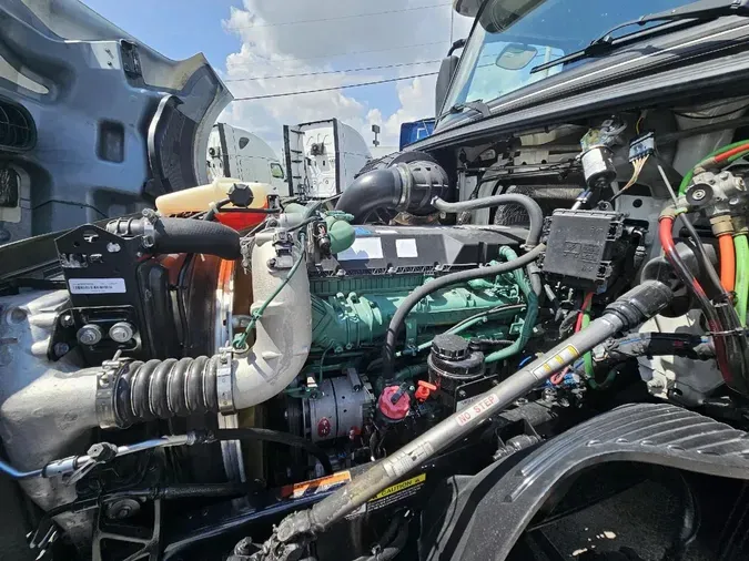2023 VOLVO VNL64T860