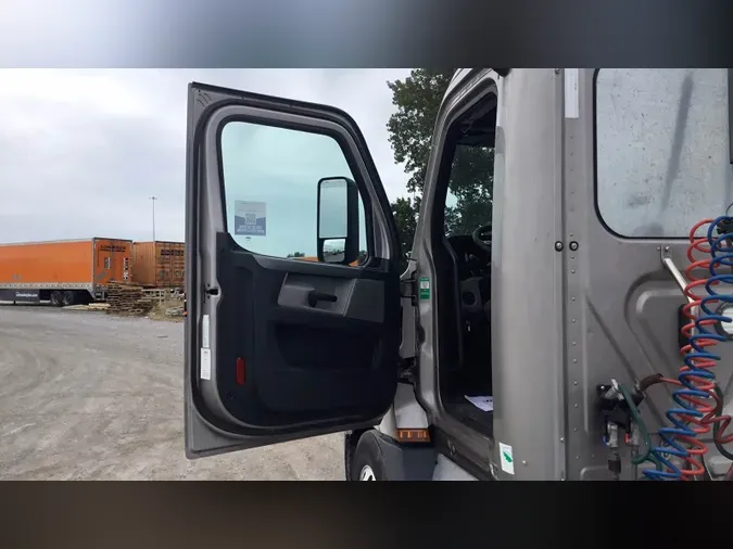 2020 Freightliner Cascadia 126