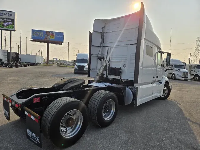 2022 VOLVO VNL64T740