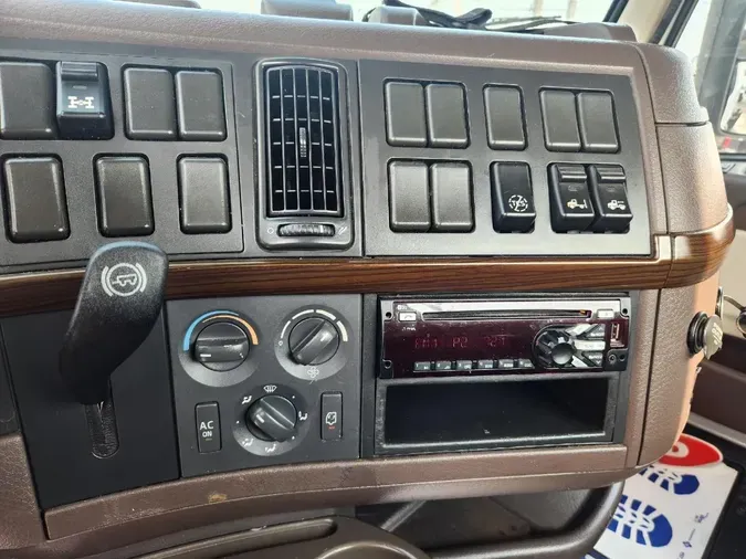 2017 VOLVO VNL64T300