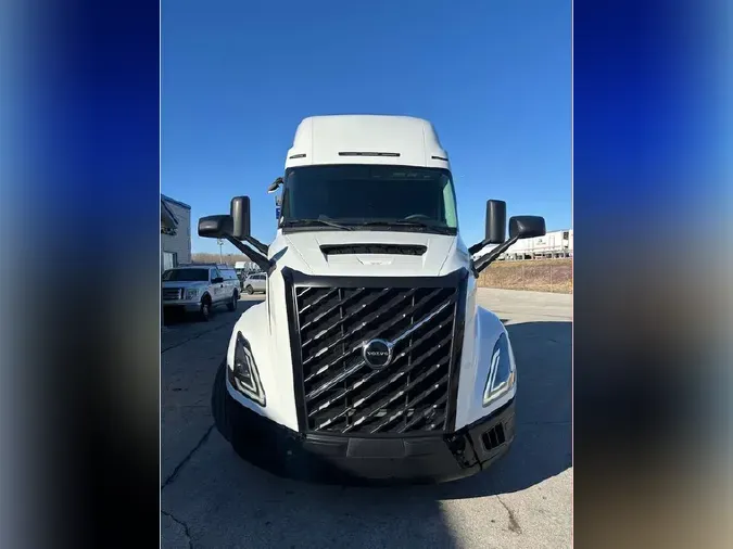 2025 VOLVO VNL64T860