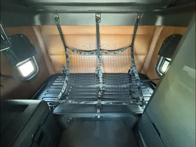 2021 Freightliner Cascadia 126