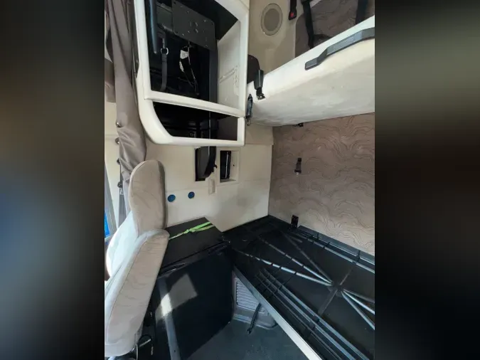 2017 VOLVO VNL64T670