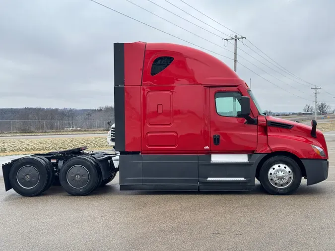 2021 FREIGHTLINER Cascadia 126