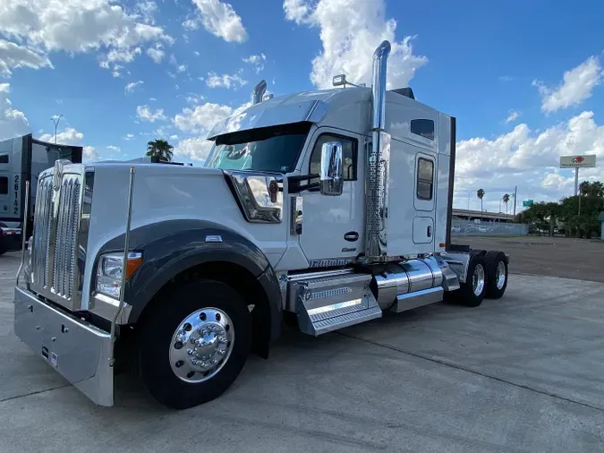 2023 Kenworth W990