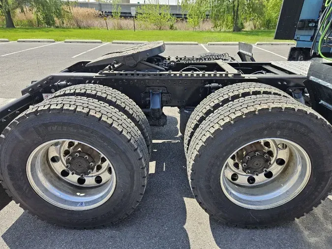 2025 VOLVO VNL64TV04