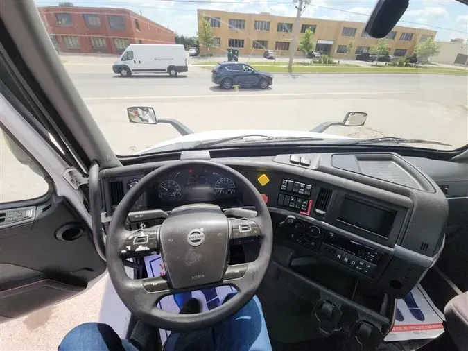 2019 VOLVO VNR300