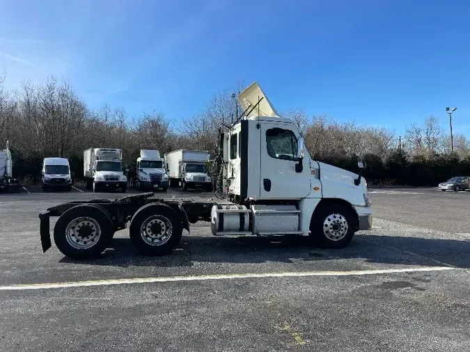 2017 Freightliner X12564ST