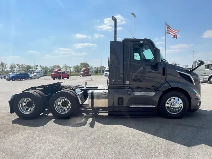 2026 VOLVO VNL64T300