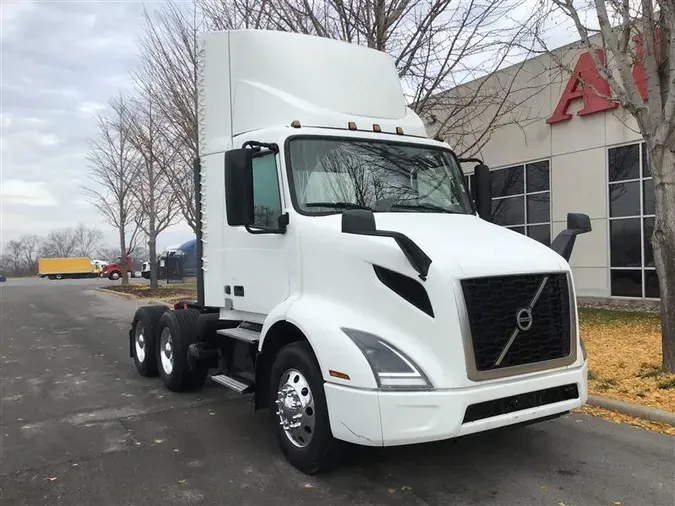 2020 VOLVO VNR64T300