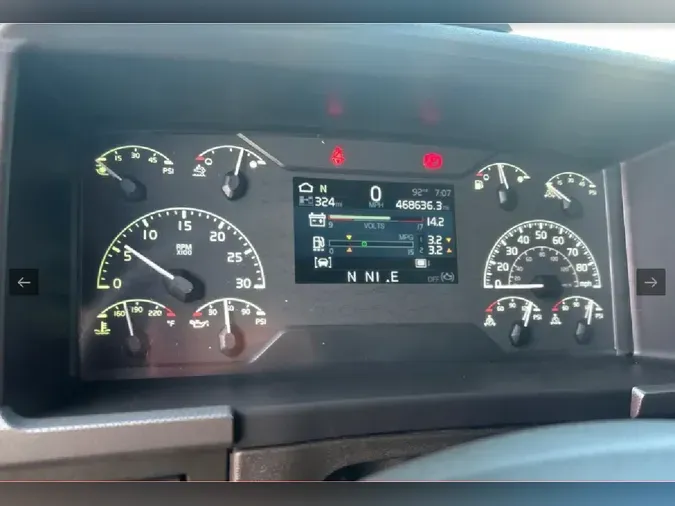 2022 VOLVO VNL64T760