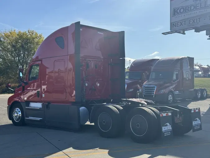 2020 FREIGHTLINER Cascadia 126