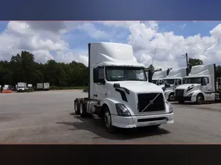 2015 Volvo VNL300