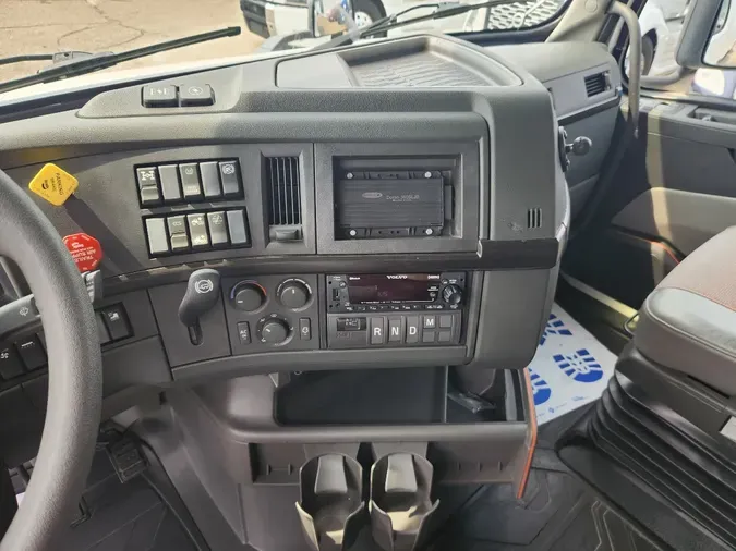 2023 VOLVO VNL64T740