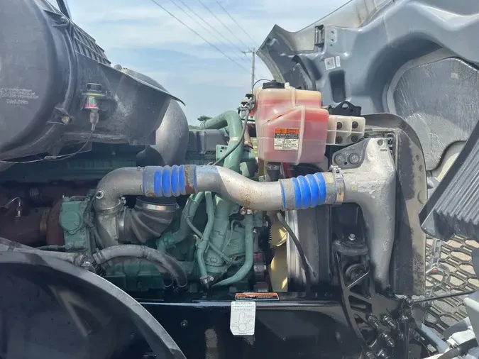 2023 VOLVO VNL64T7604a500cf0272657e2a63e8e988062155d