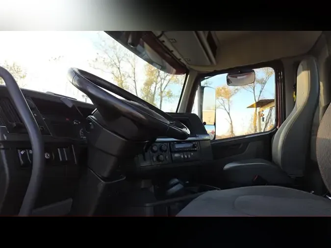 2022 VOLVO VNL64T300