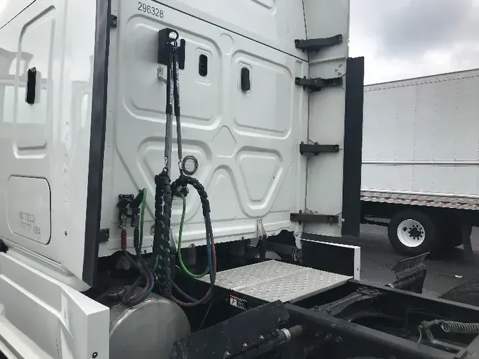 2018 Freightliner T12664ST