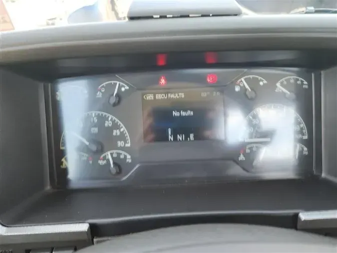2020 VOLVO VNR300