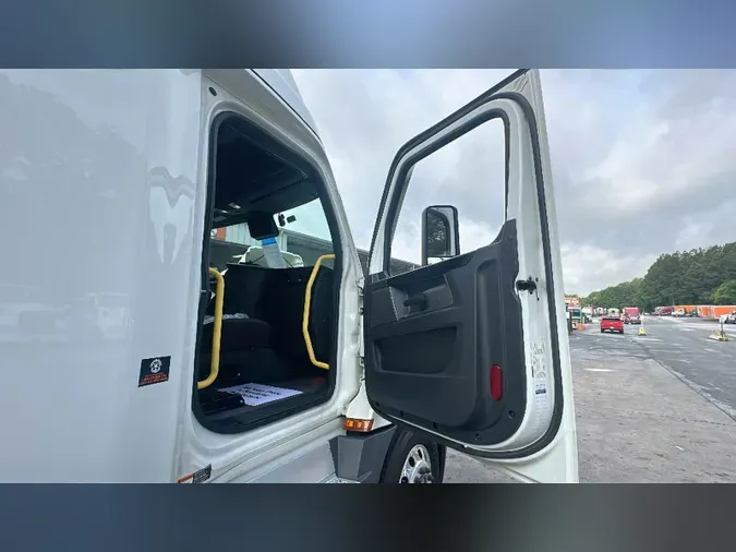 2023 Freightliner Cascadia 126