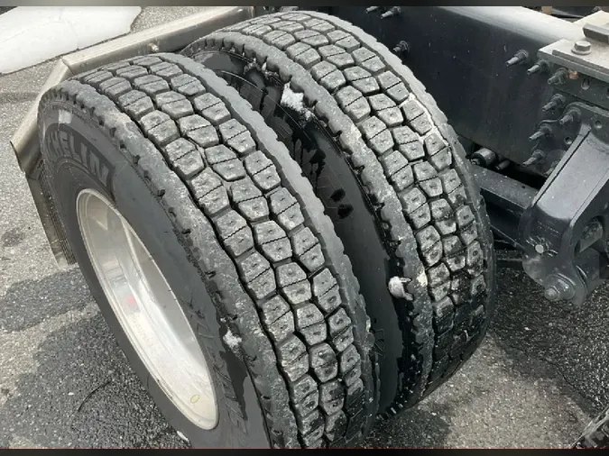 2025 VOLVO VNL64T7404a5efe1b238f21fbe434d6fa5457ad3c