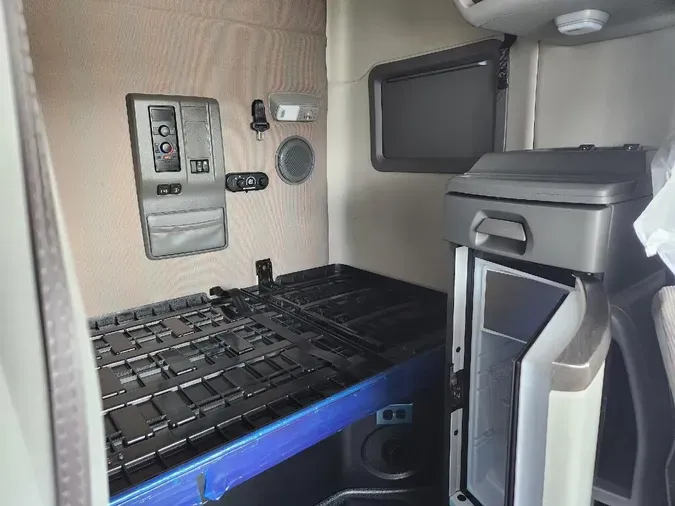 2022 VOLVO VNL64T740
