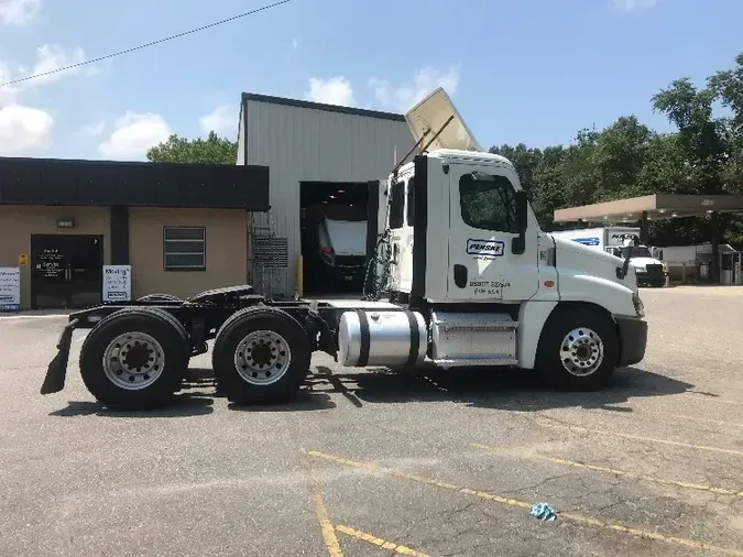 2016 Freightliner X12564ST