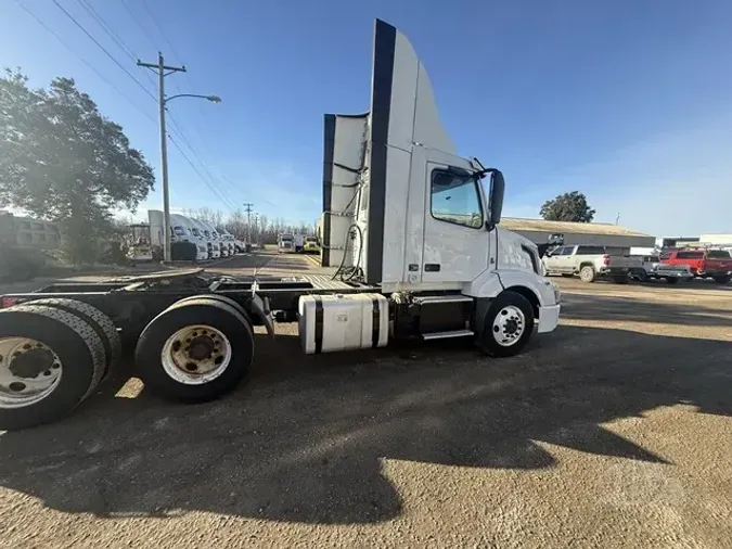 2018 VOLVO VNR64T300