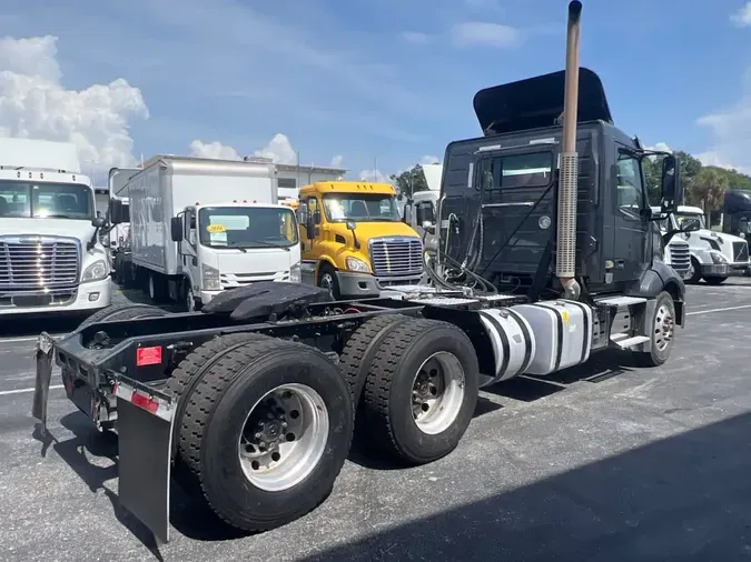 2019 VOLVO VNL64T-300