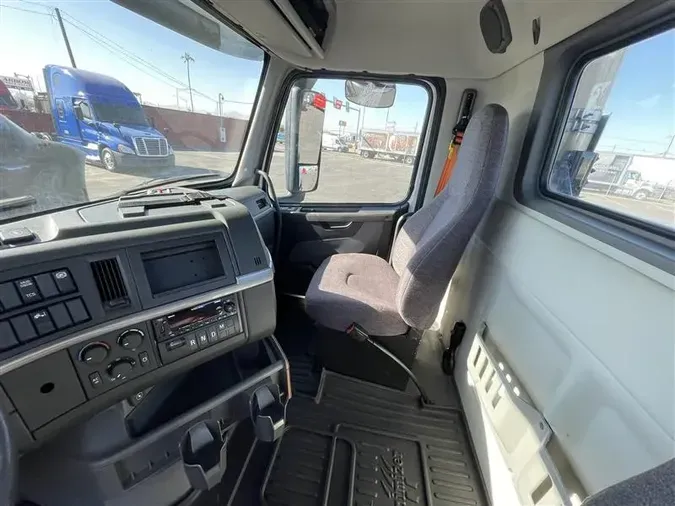 2022 VOLVO VNR300