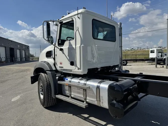  MACK GR64B