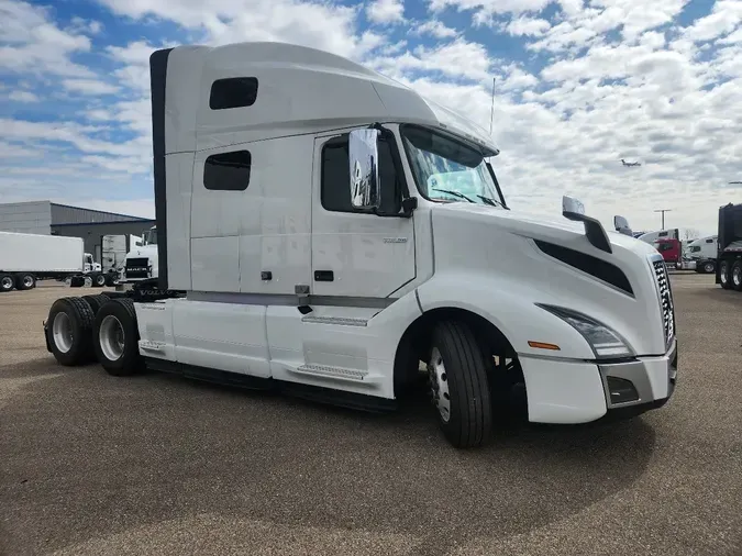 2023 VOLVO VNL64T760