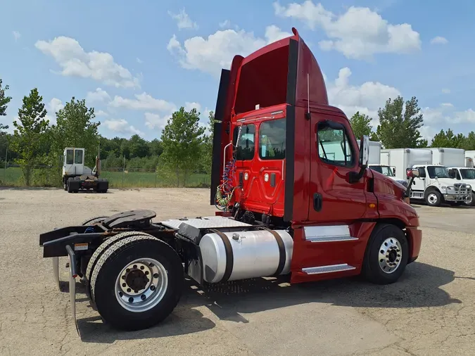 2013 FREIGHTLINER/MERCEDES CASCADIA 125