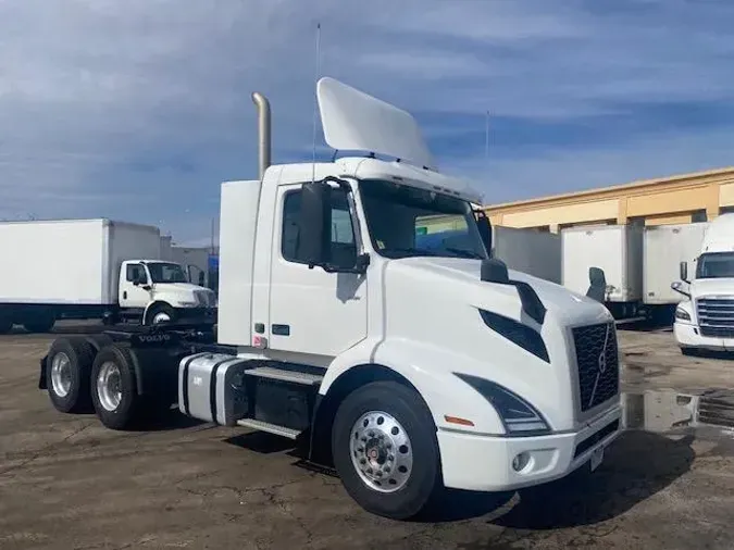 2021 Volvo VNL64T300