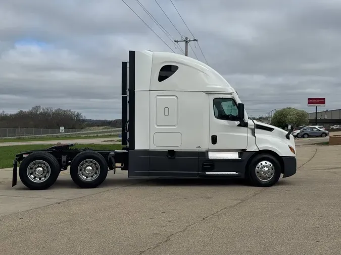 2022 FREIGHTLINER Cascadia 1264aec47f75e6860381c89093d365f8a6b