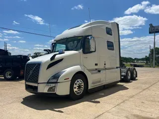 2025 VOLVO VNL64T860