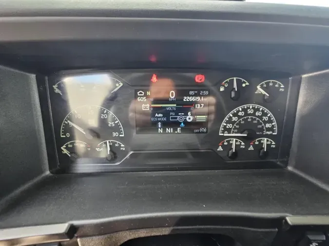 2022 VOLVO VNL64T740