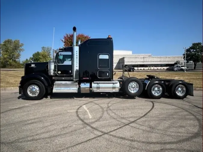 2024 Kenworth W900