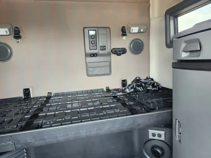 2024 VOLVO VNL64T740