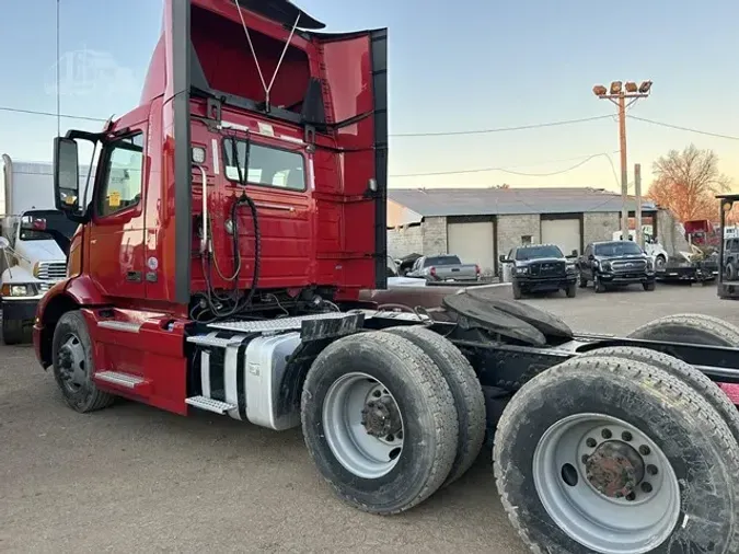 2022 VOLVO VNR64T300