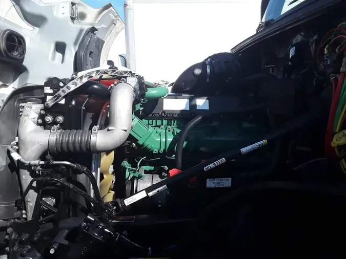 2019 VOLVO VNL64T-300