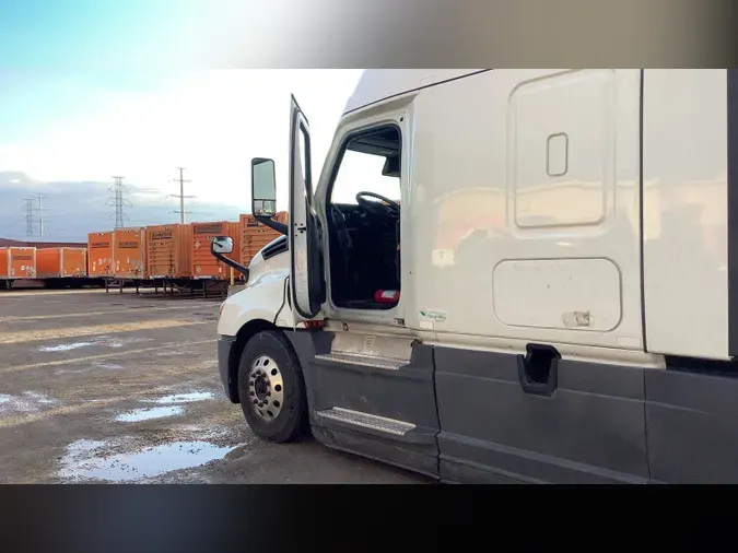 2022 Freightliner Cascadia 126