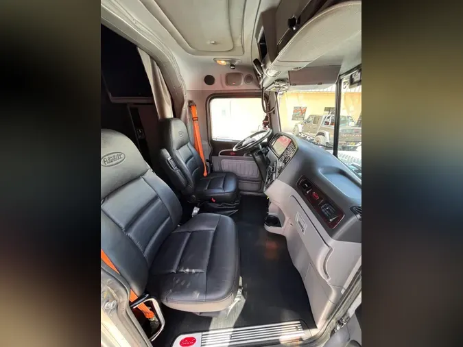 2023 Peterbilt 389