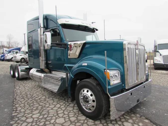 2023 Kenworth W990