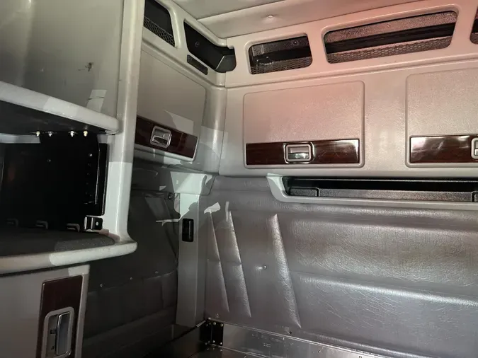 2023 Peterbilt 389