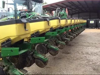 2019 John Deere 1725
