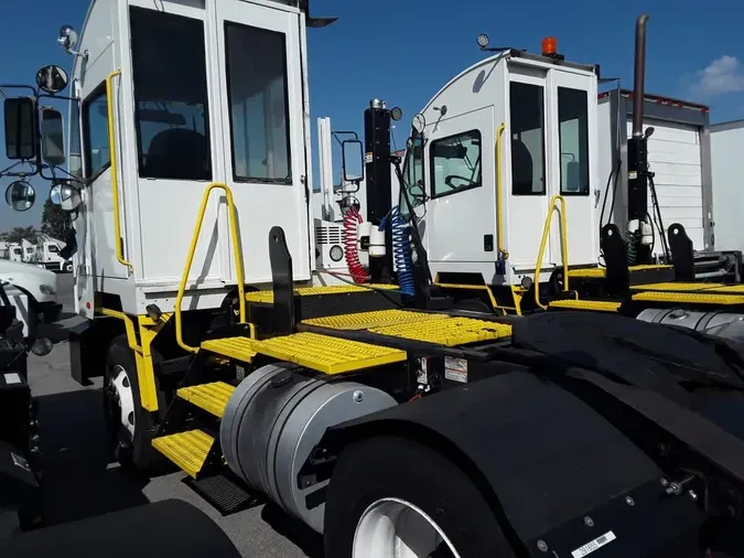 2019 AUTOCAR YARD TRACTOR4b888cb779294a3d7561cadb73a8ae8d