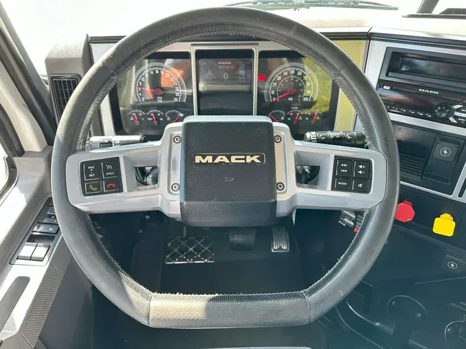 2019 MACK PI64T